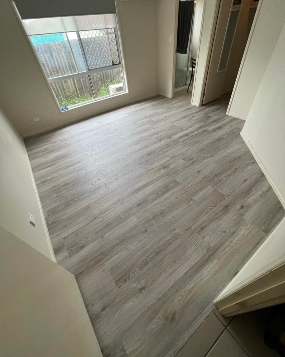 Grey laminate in a bedroom