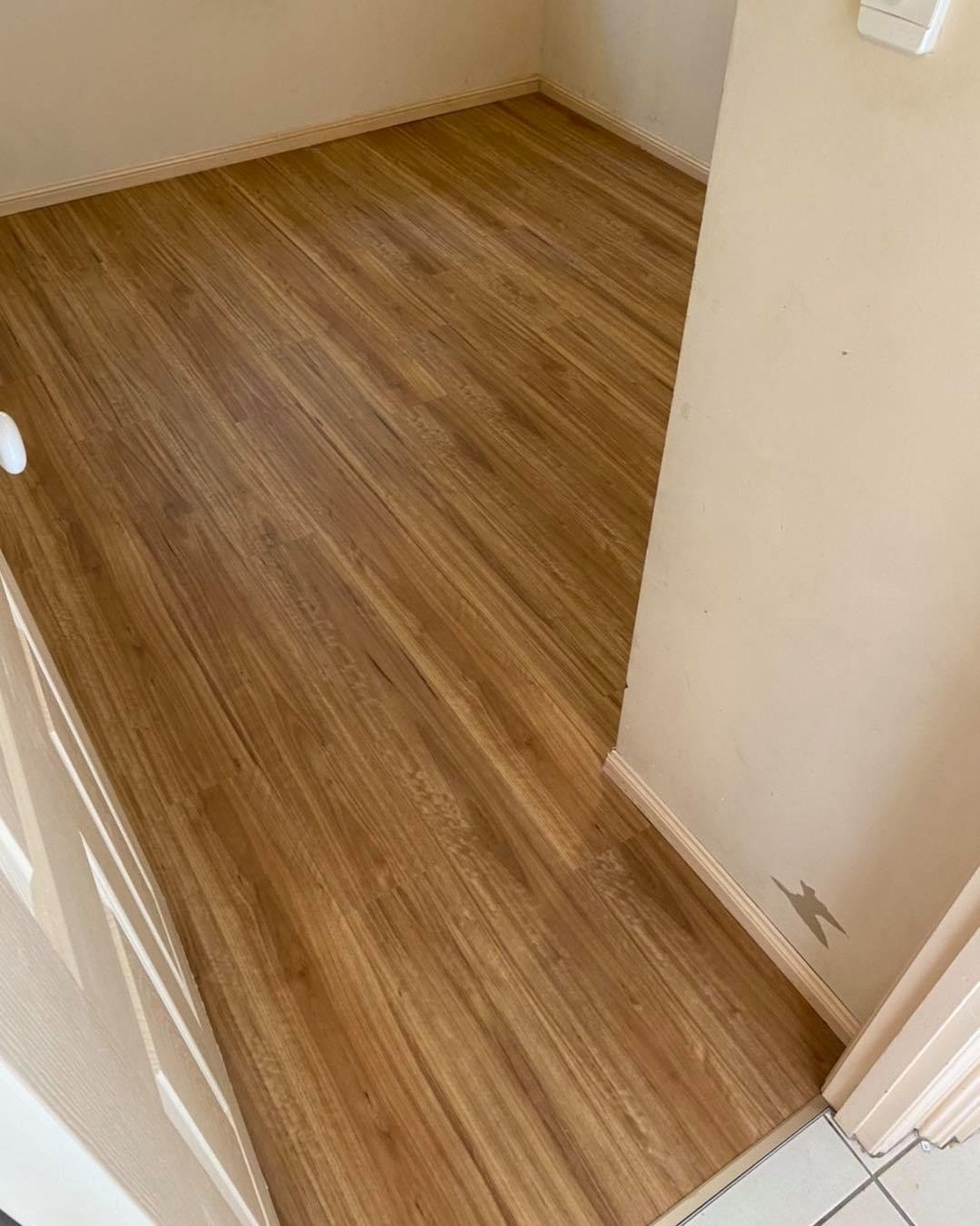 Warm vinyl plank in a living room